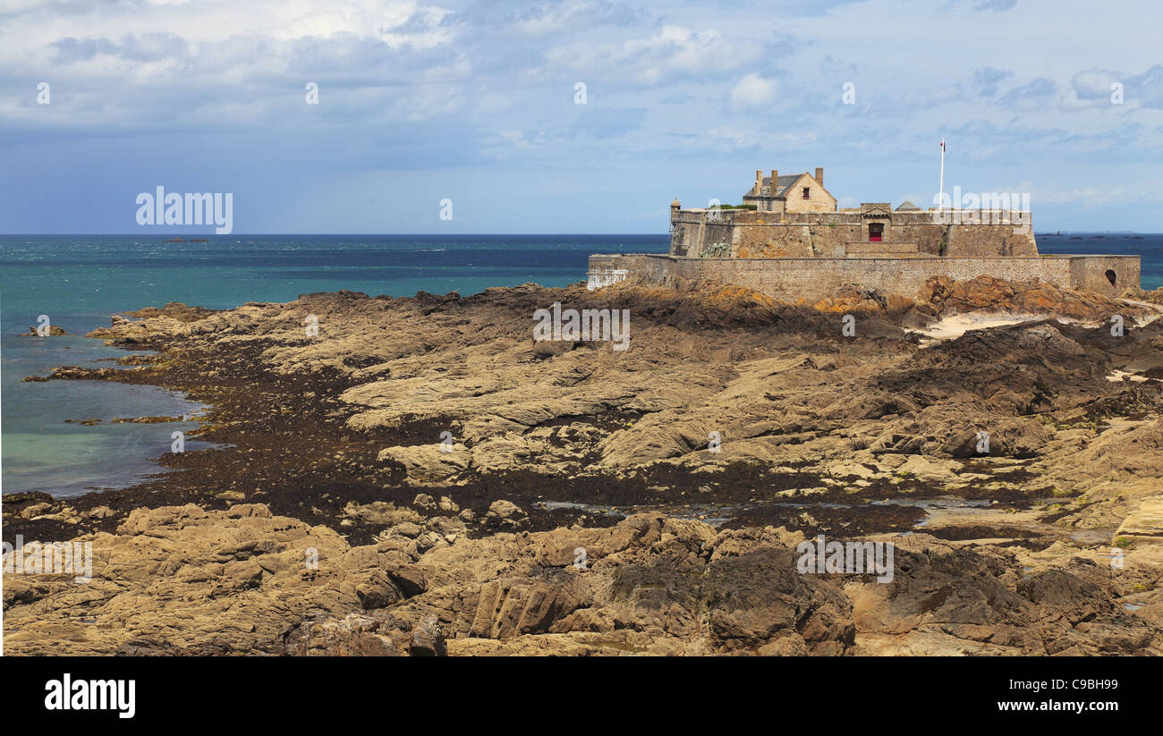 Immagine della sera del Fort National da Saint Malo,in Bretagna in Francia nordoccidentale, durante la bassa marea del tempo. Foto Stock