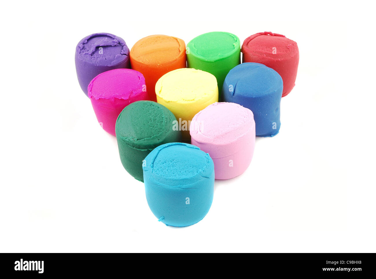 Nove pezzi di argilla colorata per bambini su un isolato sfondo bianco Foto Stock