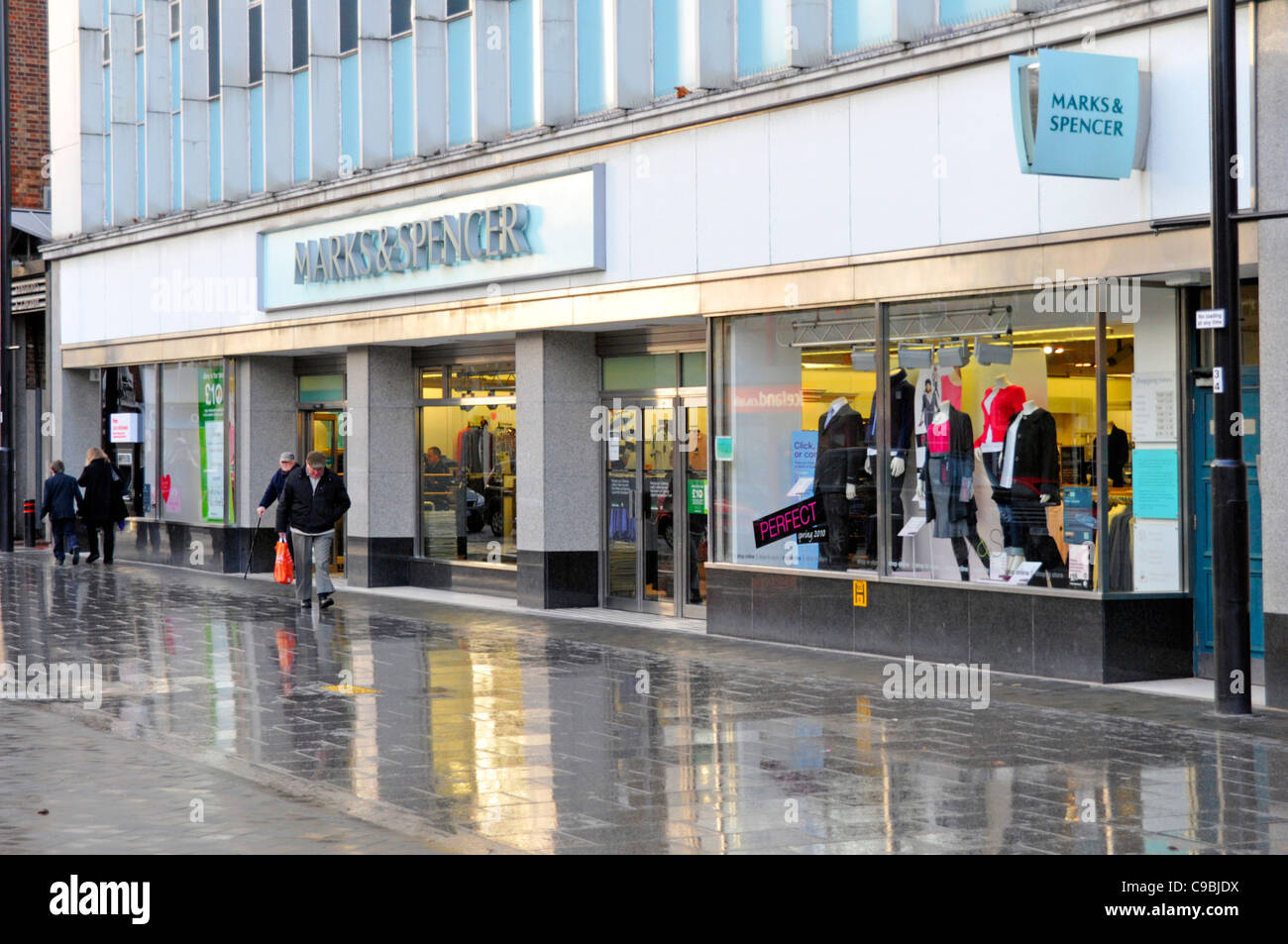 La Marks & Spencer High Street store su un inverni piovosi giorno Foto Stock