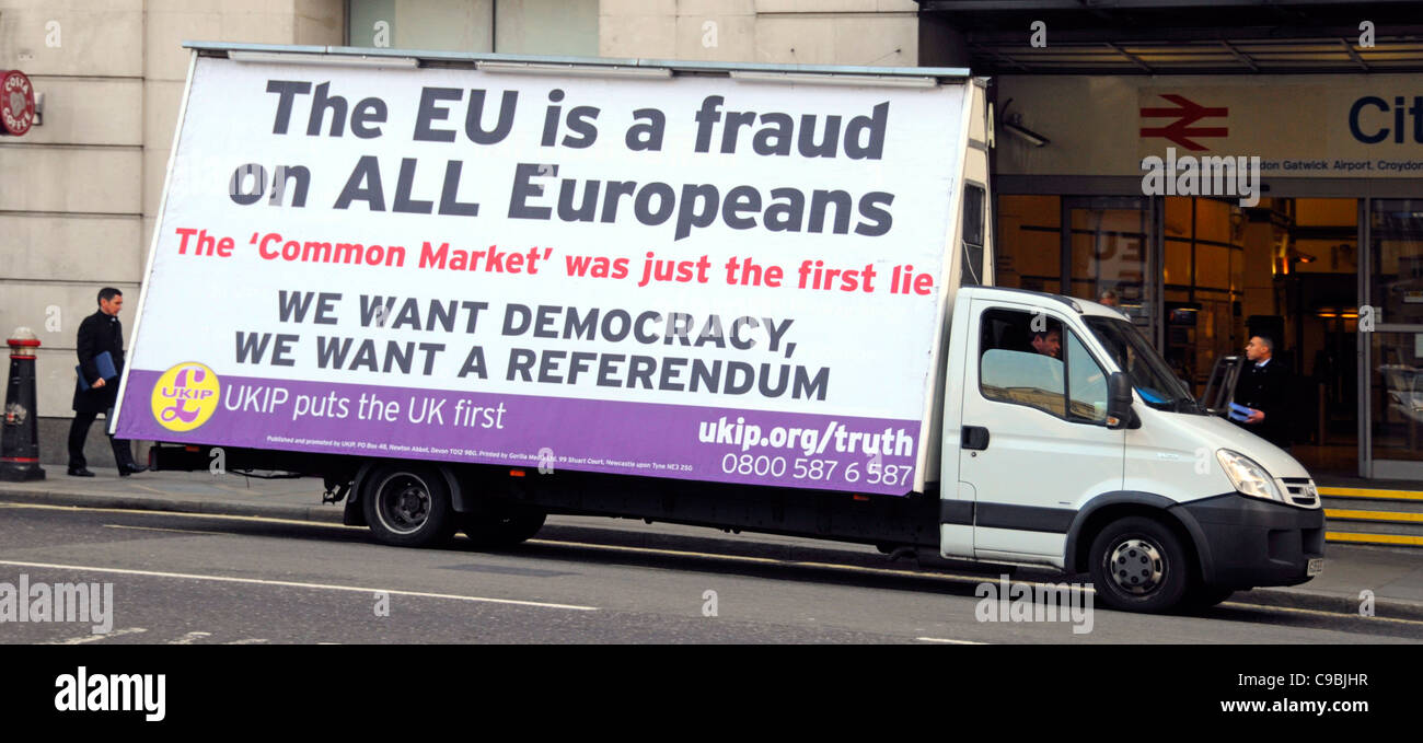 Van & mobile annuncio campagna affissione UKIP slogan circa il mercato comune Referendum una tattica che ha contribuito a portare a Brexit dall UE visto City of London REGNO UNITO Foto Stock