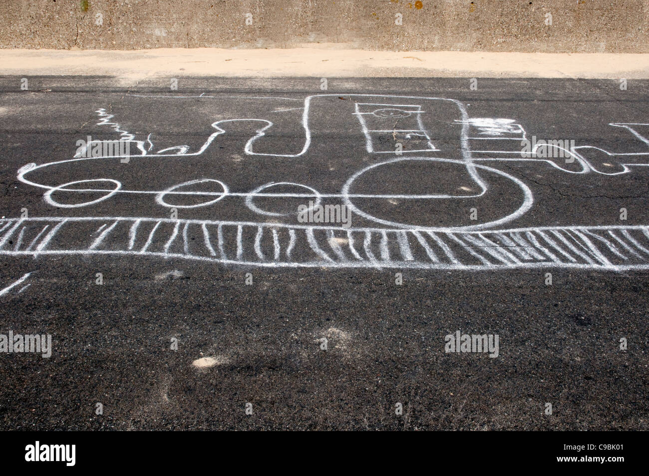Germania, Northsea, Amrum, chalk disegno di locomotiva su asfalto Foto Stock