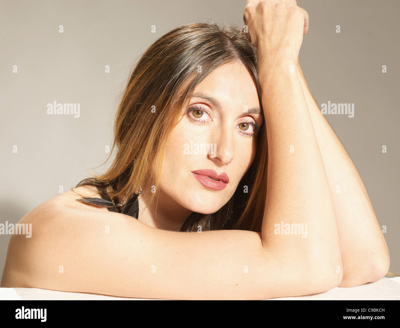 Donna spagnola contro uno sfondo grigio, ritratto, close up Foto Stock