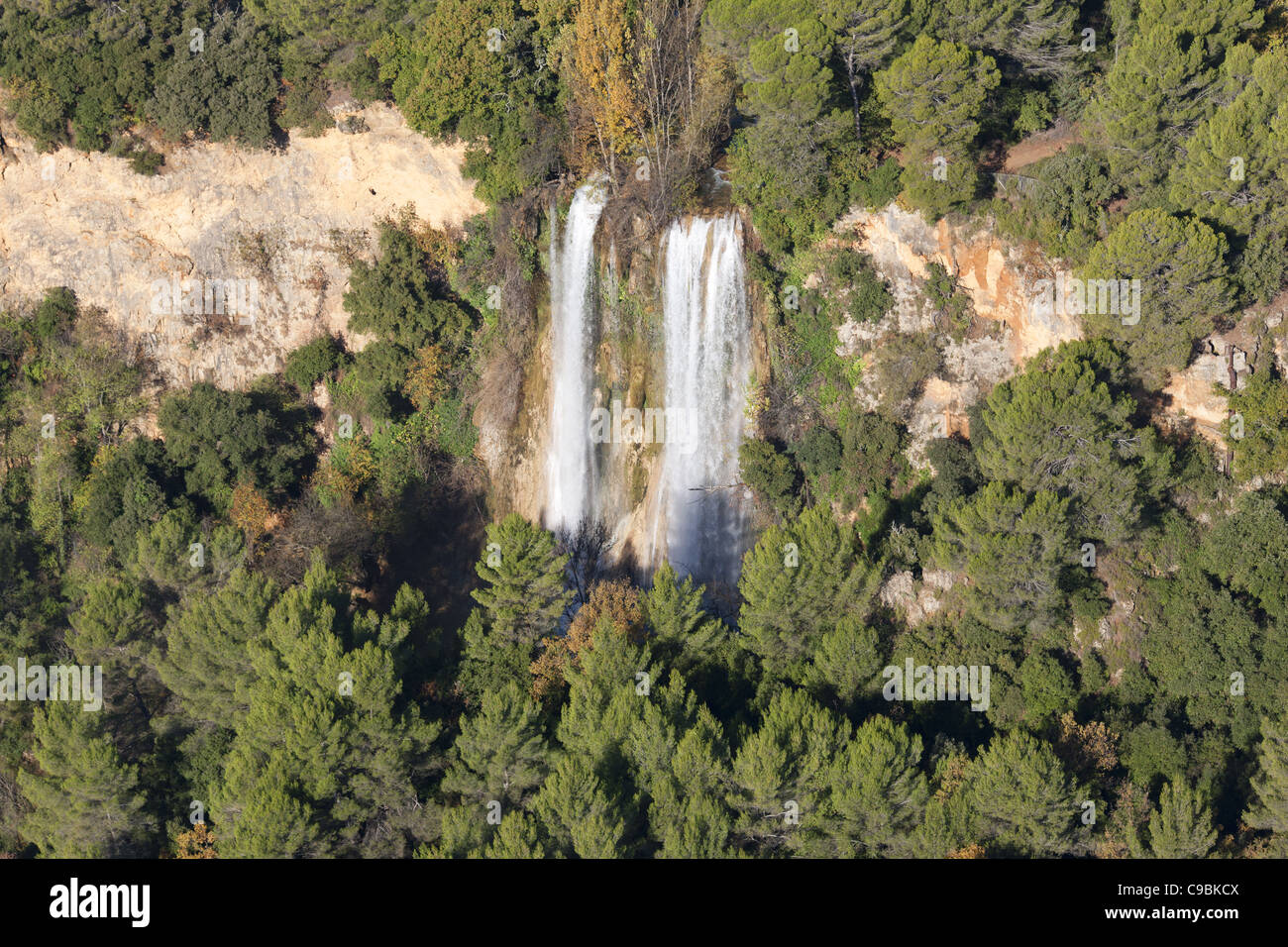 VISTA AEREA. Cascata Sillans alta 40 metri in un ambiente boscoso. Var, backcountry della Costa Azzurra, Francia. Foto Stock