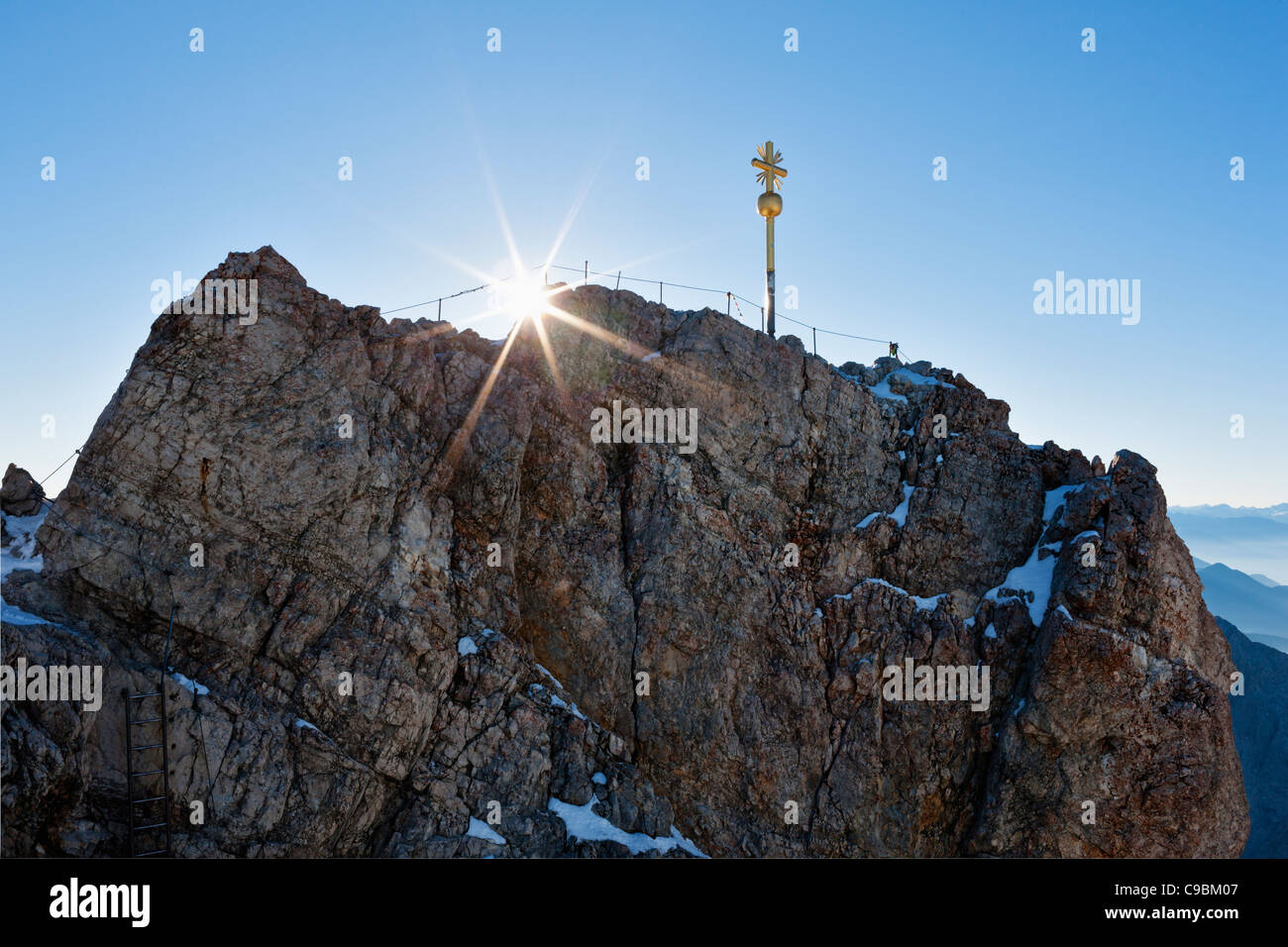 Austria, Germania, il Land della Baviera, Alpi Bavaresi, in vista della croce sulla vetta del massiccio dello Zugspitze e montagna Wetterstein Foto Stock