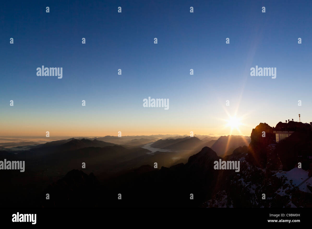 Austria, Germania, il Land della Baviera, vista dal Zugspitze piattaforma su Alpi e gamma del Wetterstein Foto Stock