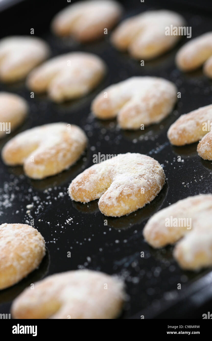 Fila di vaniglia crescent i cookie nel vassoio da forno Foto Stock