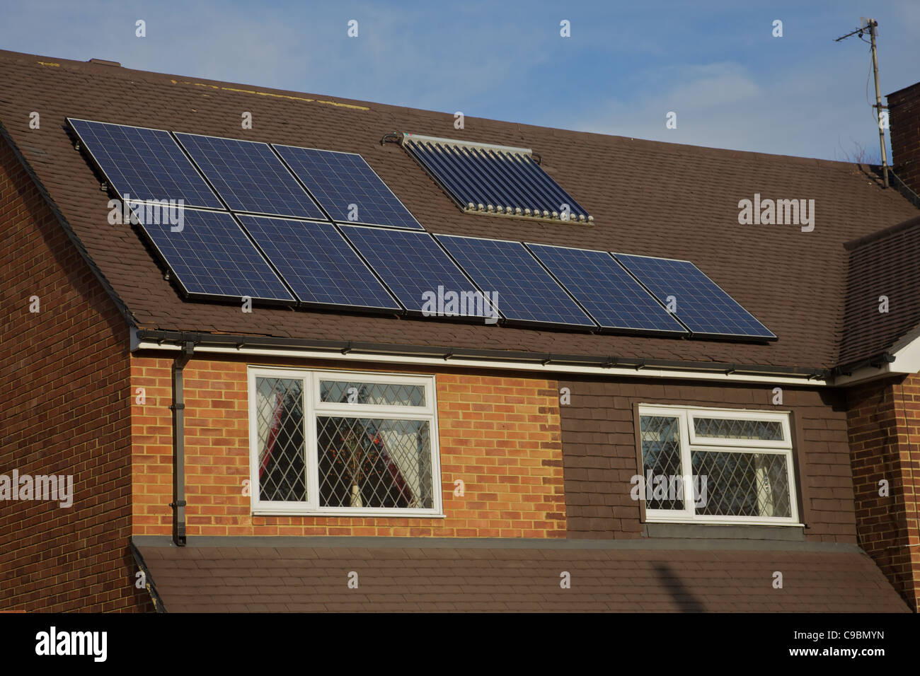 Pannelli solari sul tetto di casa in Inghilterra Foto Stock