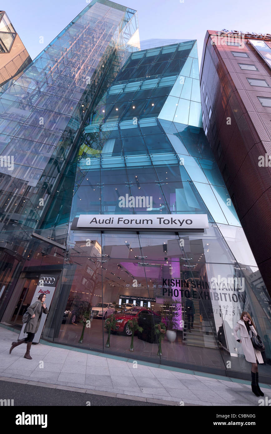 Giappone, Honshu, Tokyo Harajuku, Audi Forum Building sulla Meiji-dori Avenue, inusuali di vetro frontale in architettura. Foto Stock