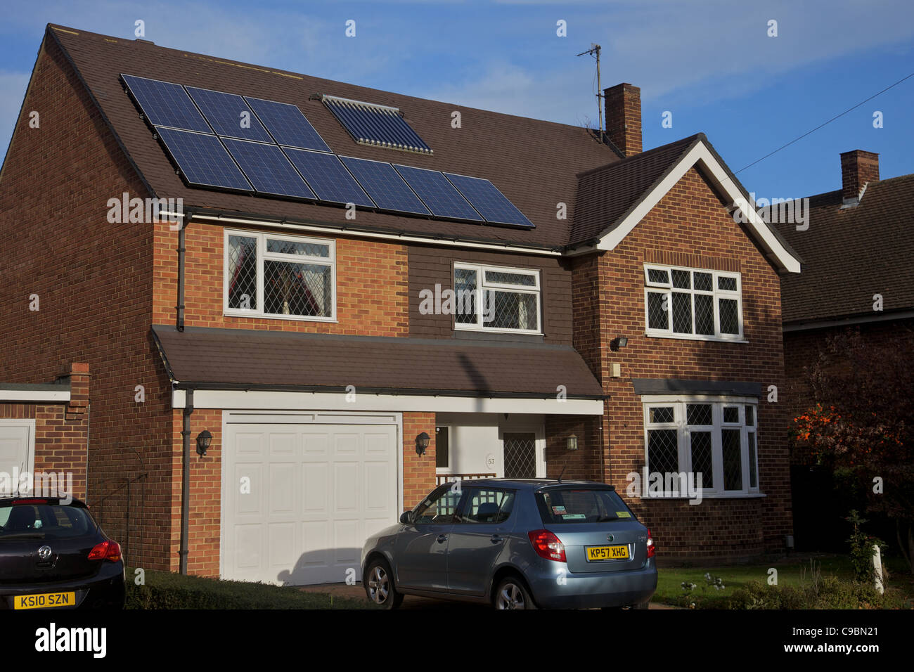 Pannelli solari sul tetto di casa in Inghilterra Foto Stock