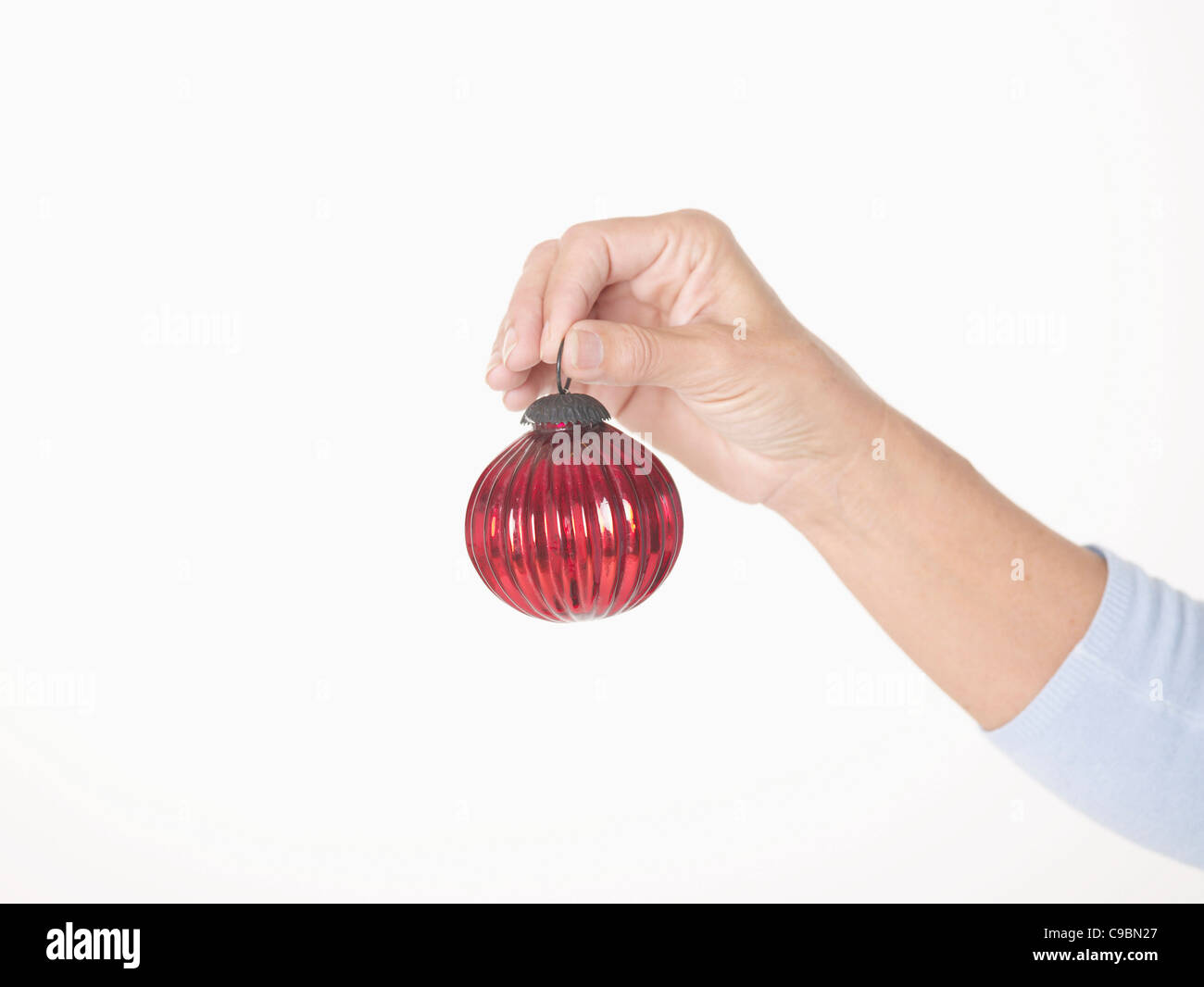 Mano umana tenendo la lampadina di Natale Foto Stock