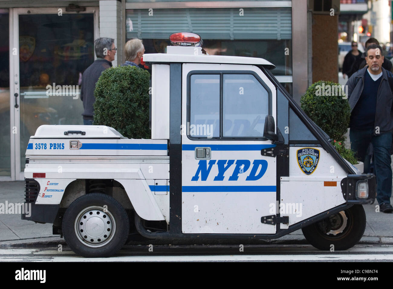 NYPD New York il dipartimento di polizia al di fuori del palazzo delle Nazioni Unite a New York Foto Stock