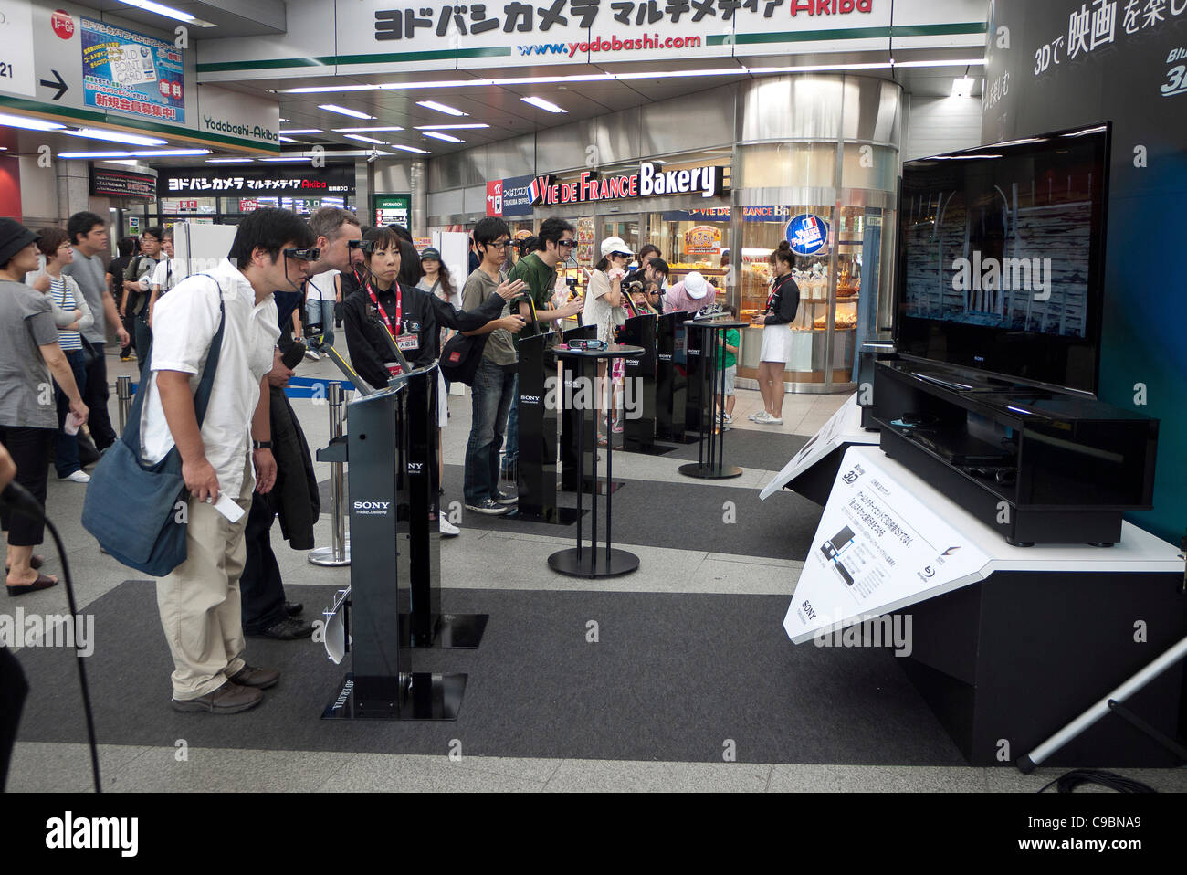 Giappone, Honshu, Tokyo, Sony 3D i televisori essendo dimostrato per gli amanti dello shopping nel centro commerciale per lo shopping. Foto Stock