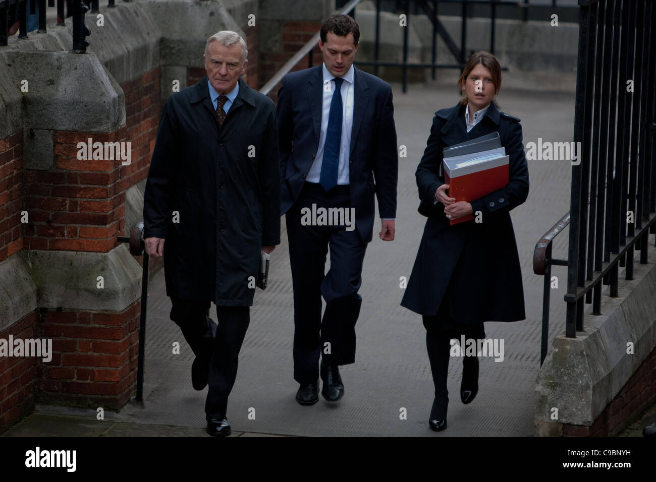Londra, UK, 21/11/2011. Max Mosley, ex presidente della Fédération Internationale de l'Automobile (FIA), arriva al Royal Courts of Justice per dare evidenza al Leveson indagine. Foto Stock