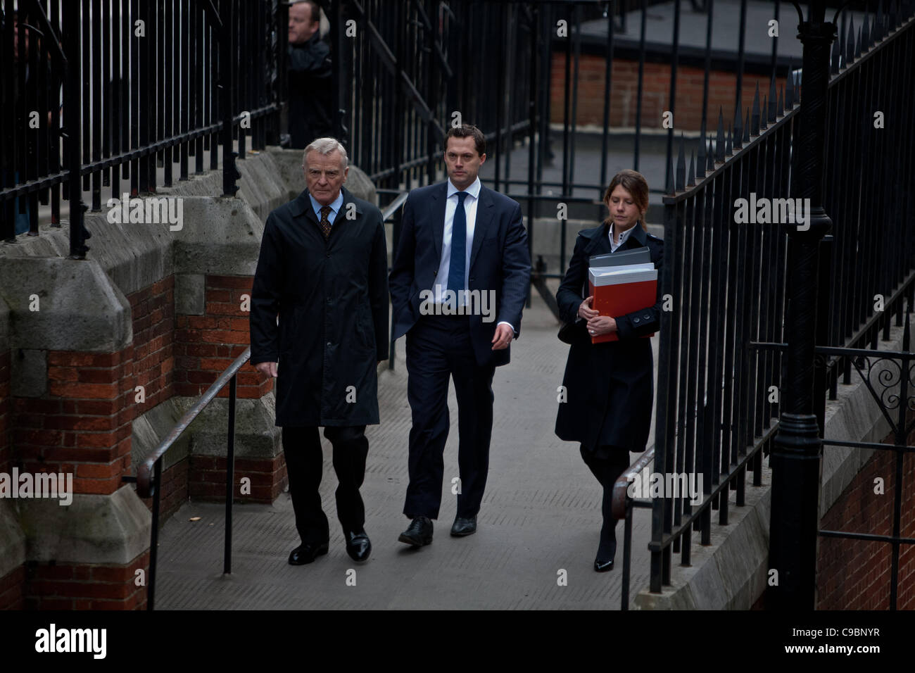 Londra, UK, 21/11/2011. Max Mosley, ex presidente della Fédération Internationale de l'Automobile (FIA), arriva al Royal Courts of Justice per dare evidenza al Leveson indagine. Foto Stock