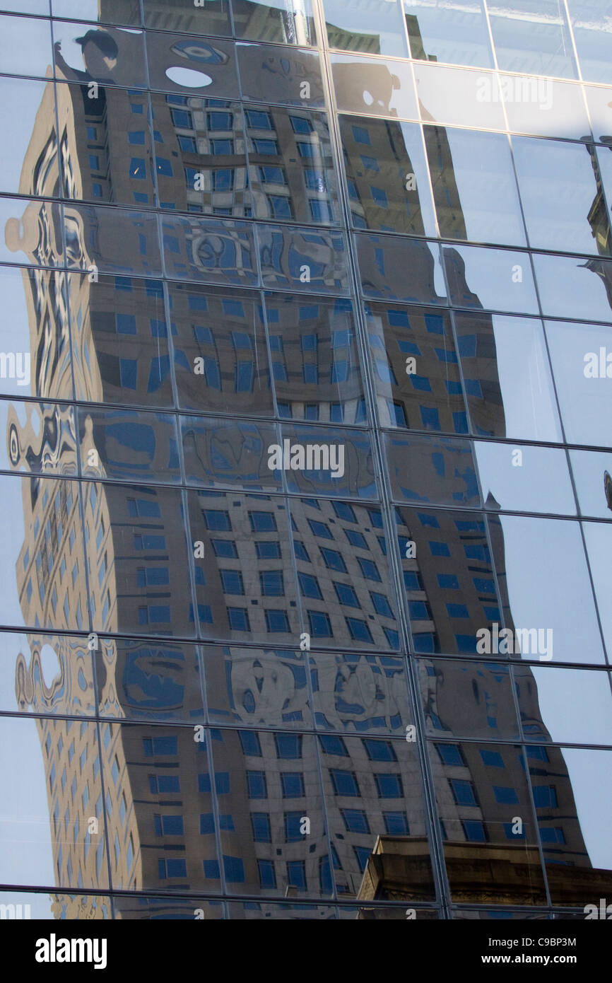 La General Motors Building con lo sherry Paesi Bassi Hotel riflettendo in vetro in New York City USA Foto Stock
