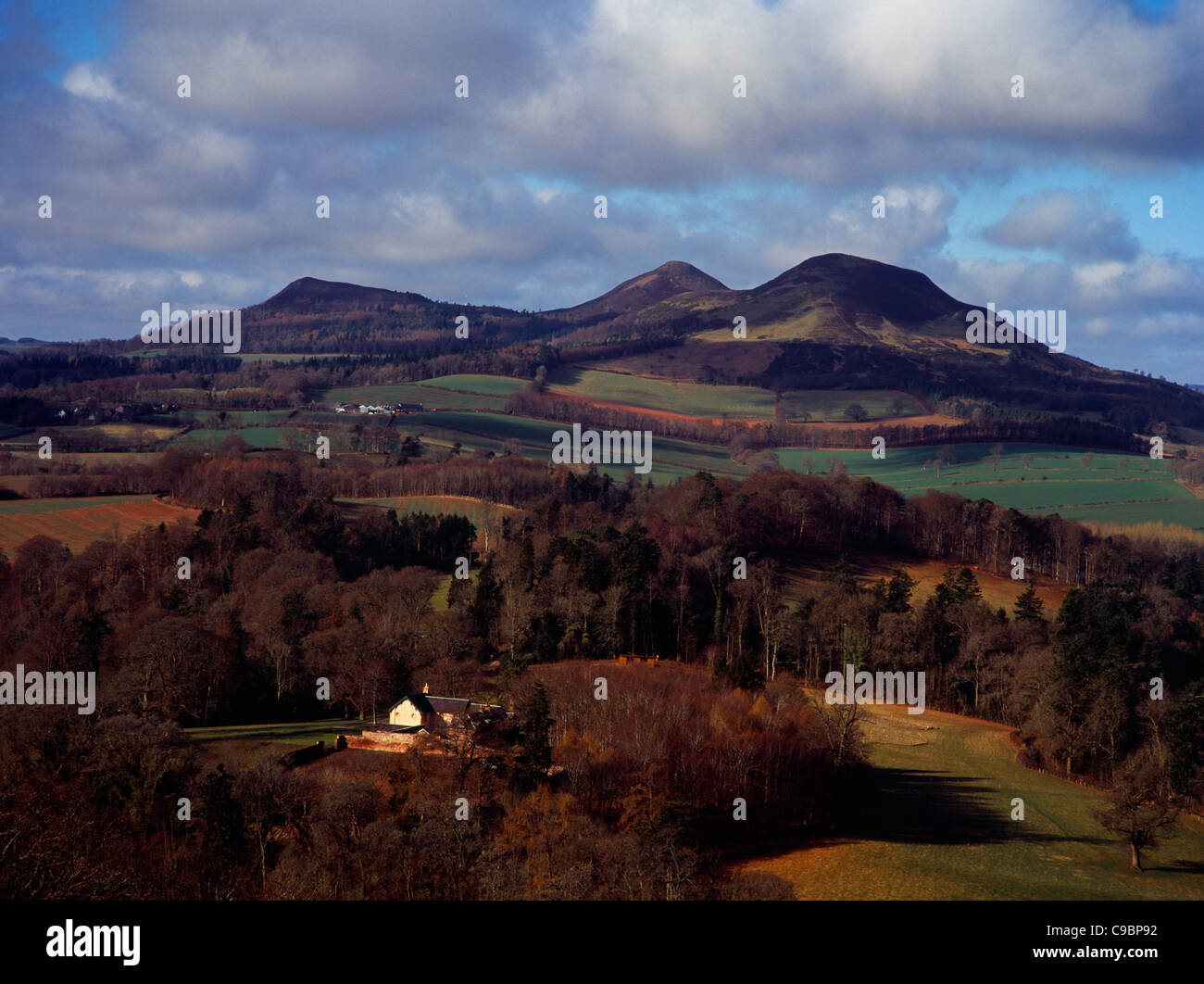 La Scozia, Confini Melrose, Eildon Hills da Scotts vista. Tetti di casa in primo piano e terreni agricoli Foto Stock