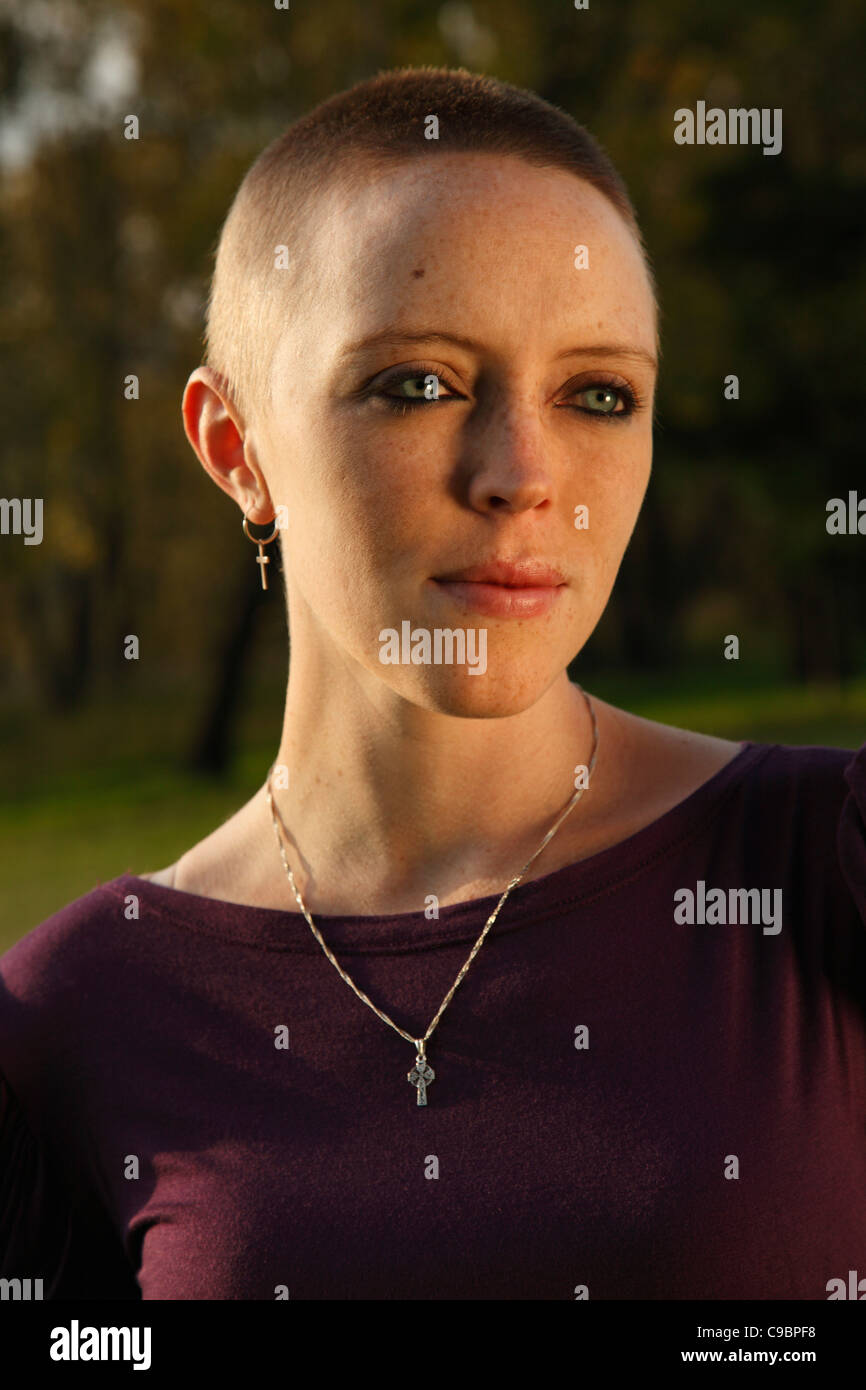 Ritratto di una giovane donna con capelli rasata, Johannesburg, provincia di Gauteng, Sud Africa Foto Stock