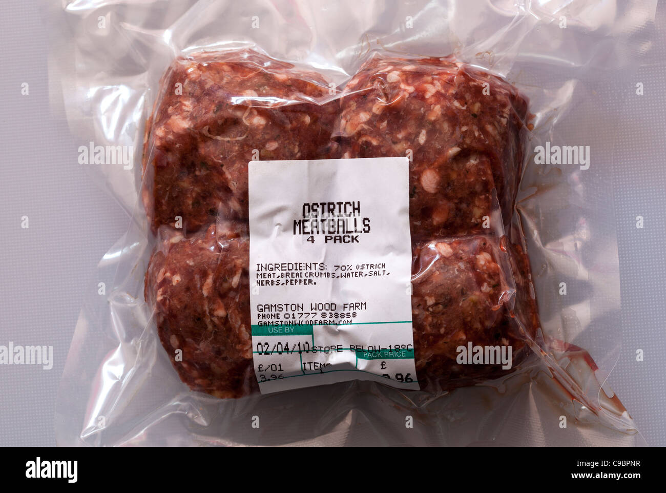 Un pacchetto di sfere di carne di struzzo - un esempio dello strano o strano cibo mangiato dalle persone di tutto il mondo Foto Stock