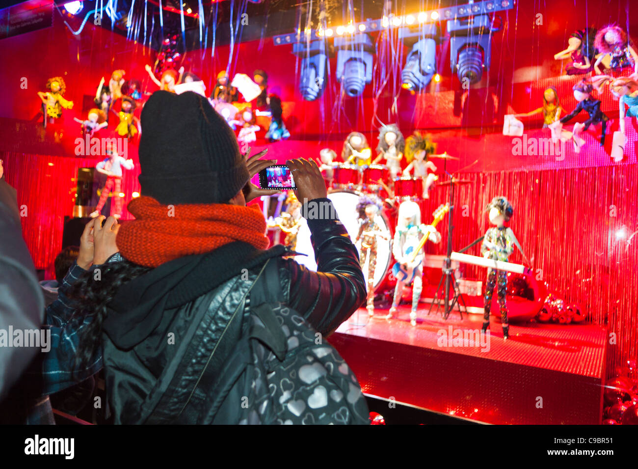 Parigi, Francia, donna che scatta foto, decorazione natalizia nelle vetrine del grande magazzino galeries lafayette, vetrina frontale, luci di Natale, esposizione di marchi di moda, di notte, colore della città, NATALE A PARIGI Foto Stock