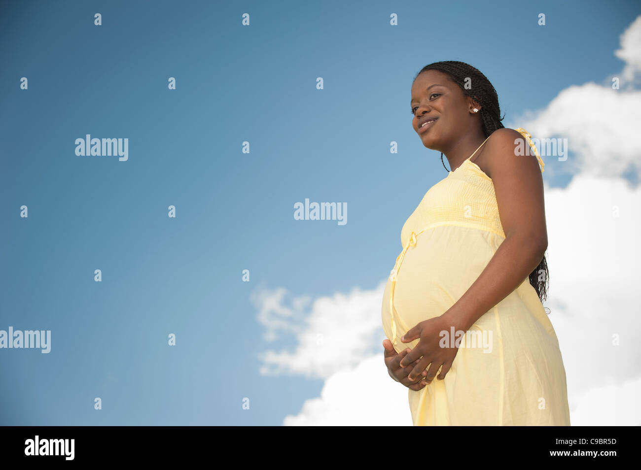 Basso angolo di visione della donna incinta al di fuori, Johannesburg, provincia di Gauteng, Sud Africa Foto Stock