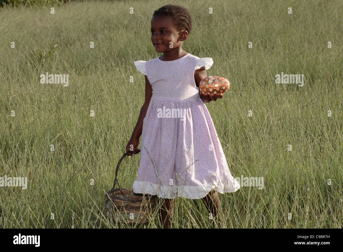 Una giovane ragazza con un uovo di pasqua in mano Grabouw, Cape Town, Provincia del Capo Occidentale, Sud Africa Foto Stock