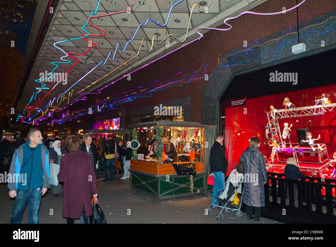 Parigi, Francia, la folla di persone lo Shopping natalizio a 'Galeries Lafayette' Department Store in Windows, notte Foto Stock