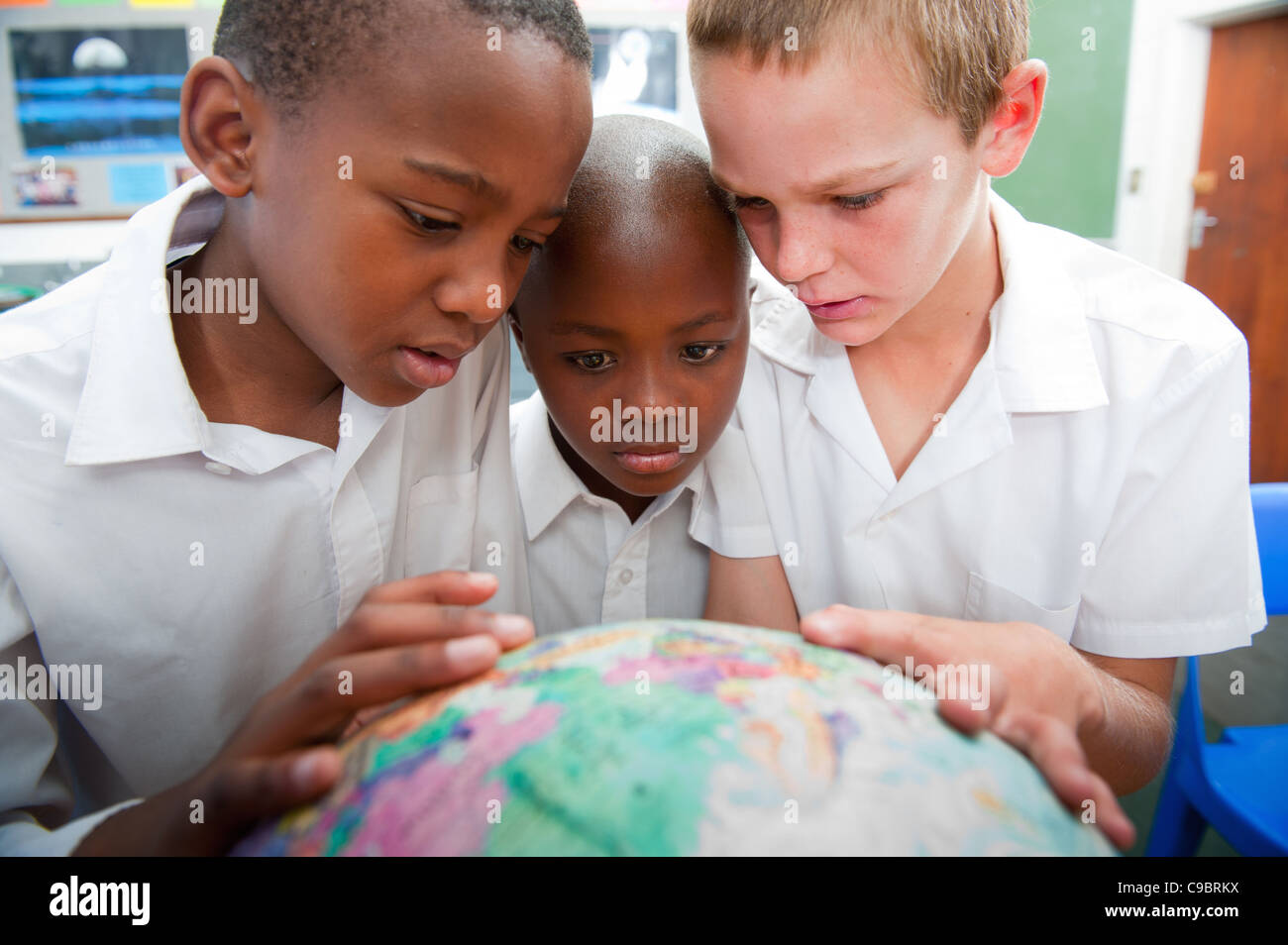 Tre ragazzi guardando il mondo in aula, Johannesburg, provincia di Gauteng, Sud Africa Foto Stock