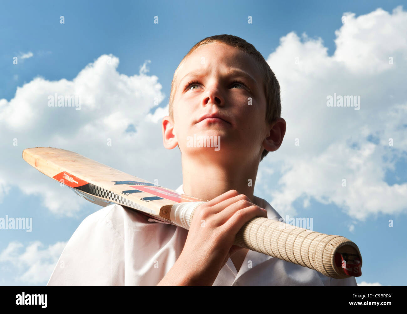 Ragazzo holding cricket bat all'aperto, Johannesburg, provincia di Gauteng, Sud Africa Foto Stock