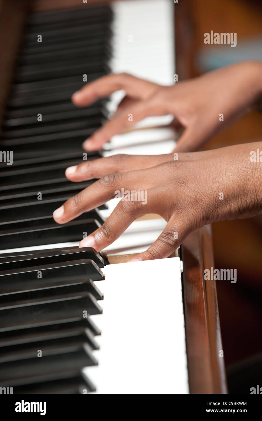 Childs mani suonare il pianoforte, Johannesburg, provincia di Gauteng, Sud Africa Foto Stock