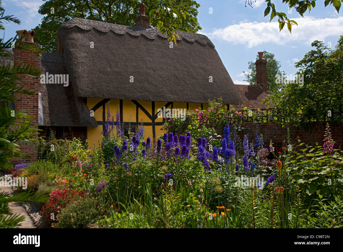 Classic estate English Garden cottage con bordo erbacee . Foto Stock