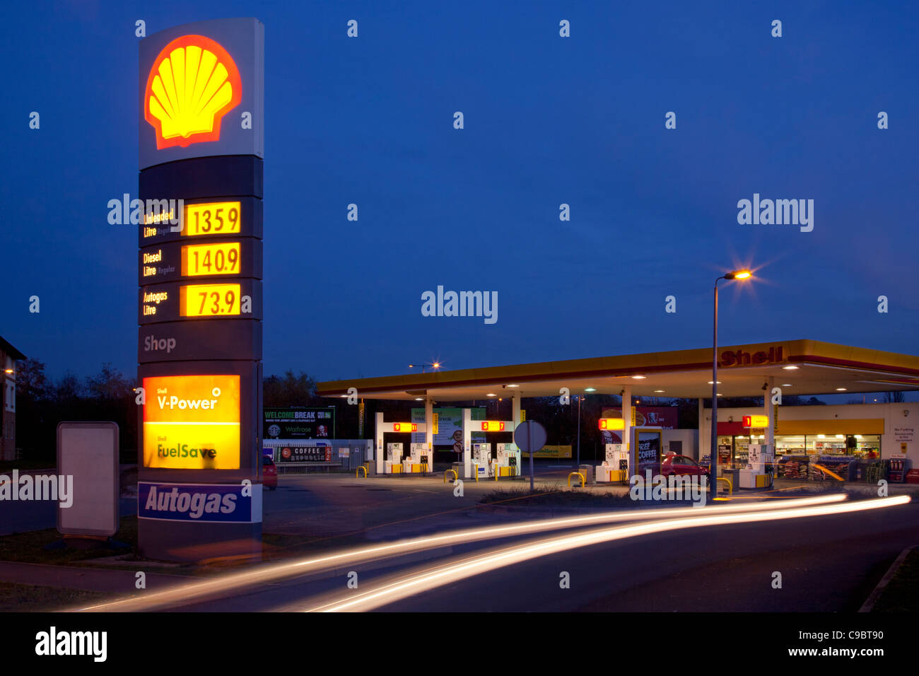 Carburante Shell Garage e il piazzale antistante la notte, Inghilterra, Europa Foto Stock