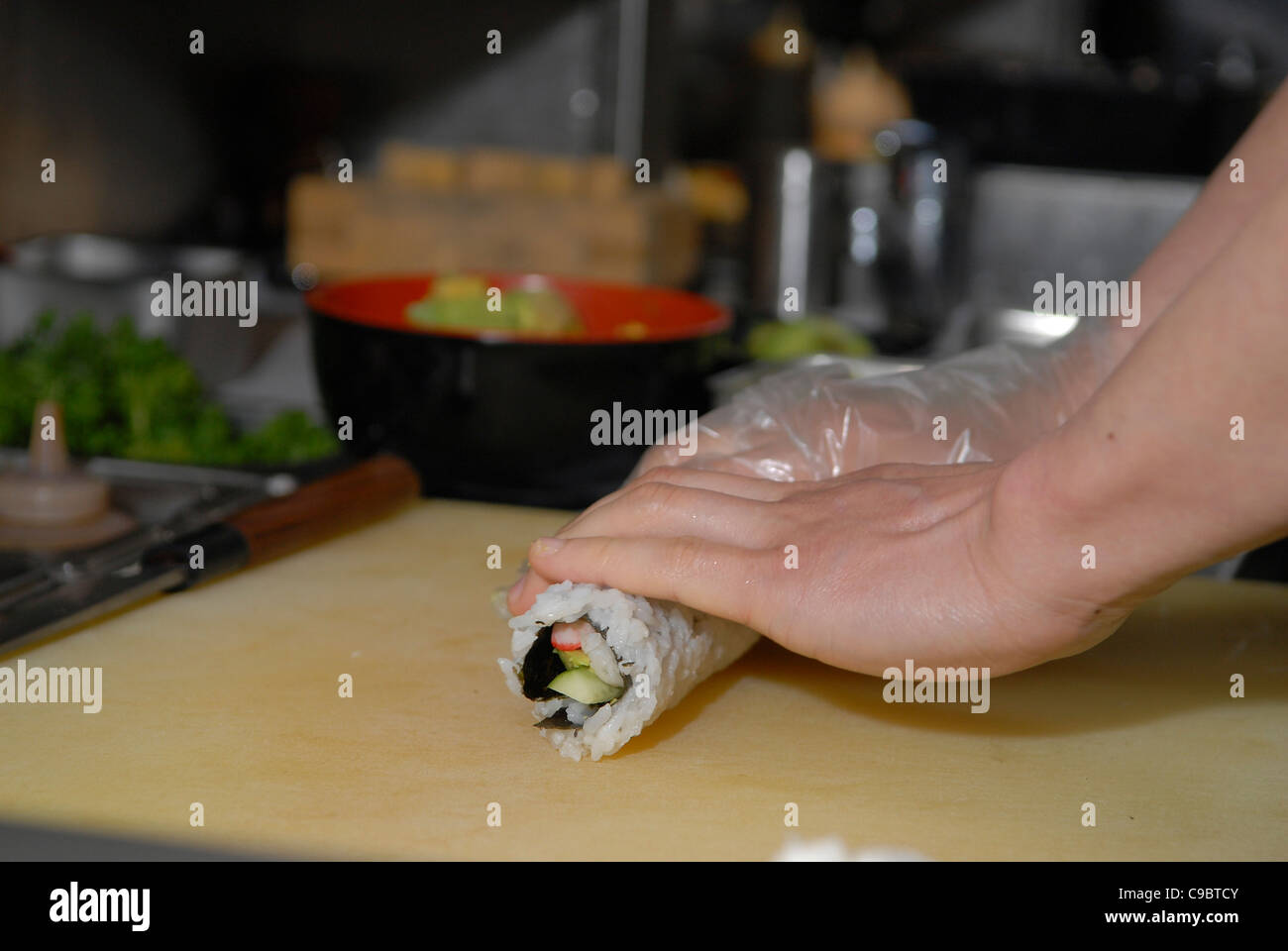 Lo chef prepara sushi in un ristorante di sushi Foto Stock