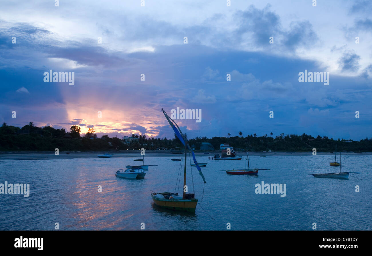 Dhow al tramonto, Vilanculos Harbour, l'Arcipelago di Bazaruto, Mozambico Foto Stock