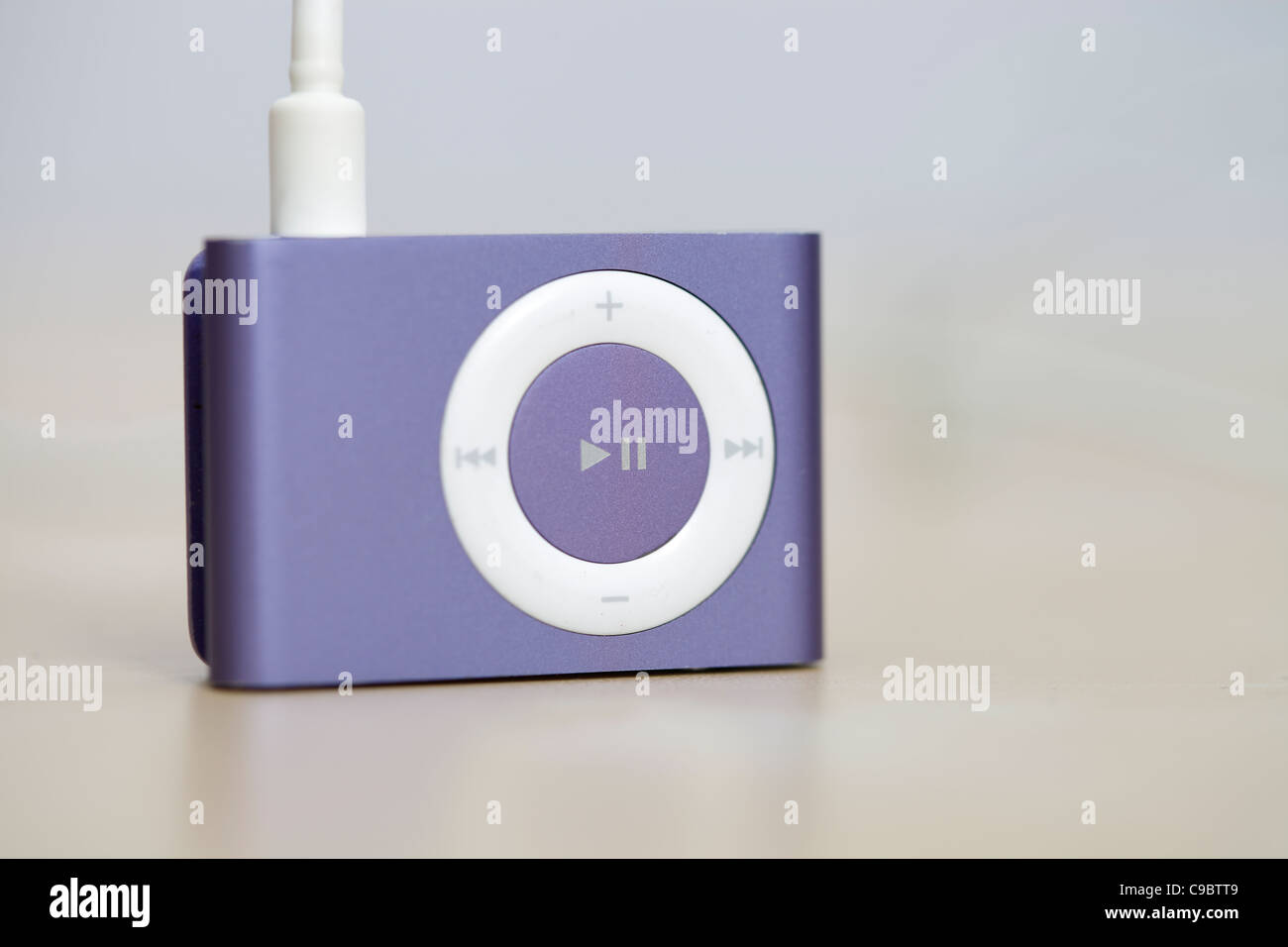 Moderno e piccolo lettore mp3 su una scrivania Foto Stock