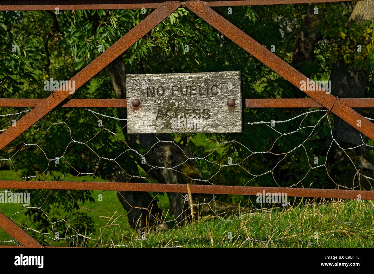 Primo piano di nessun segno di accesso pubblico sul arrugginito porta di metallo North Yorkshire Inghilterra Regno Unito GB Gran Bretagna Foto Stock