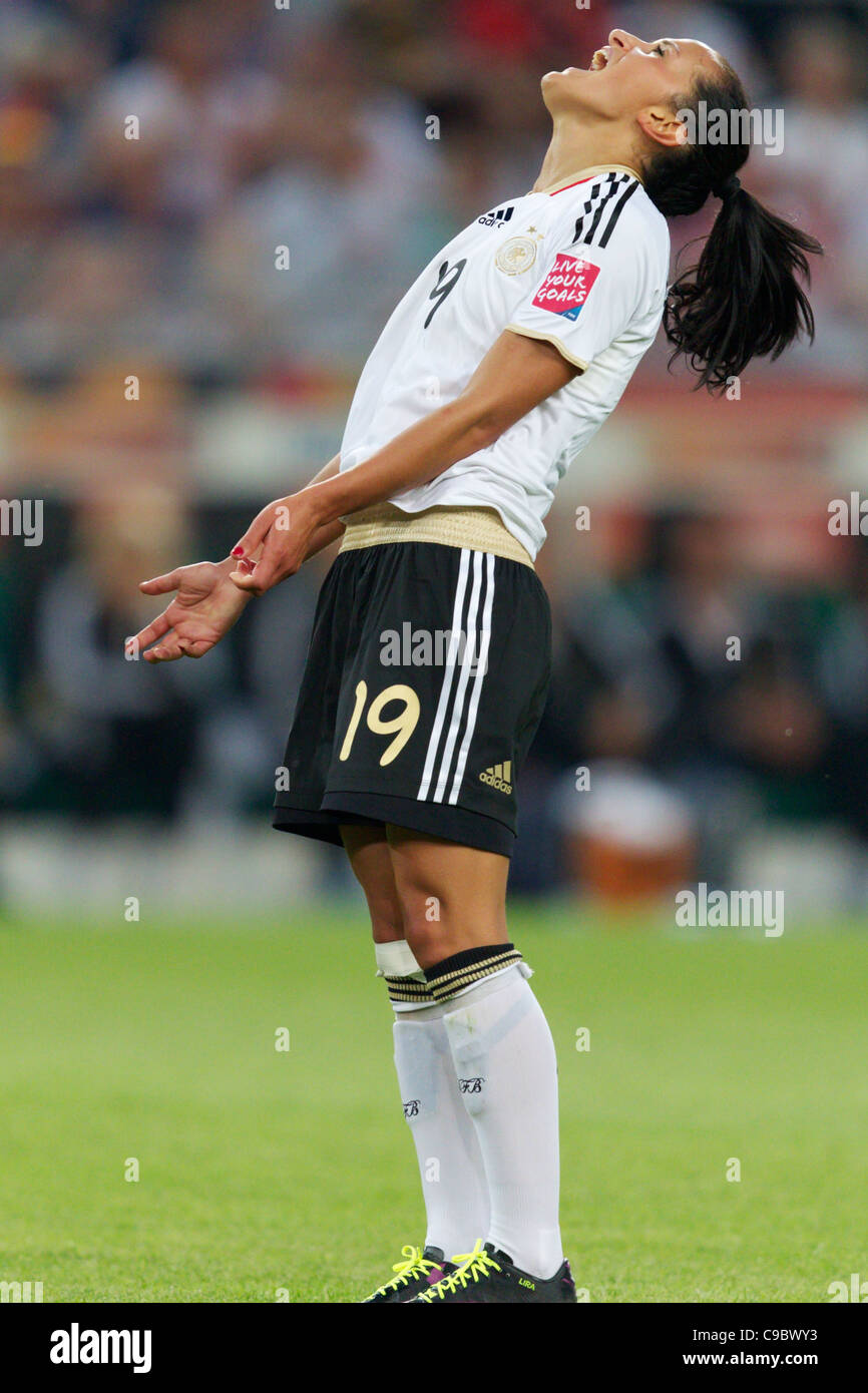Fatmire Bajramaj di Germania reagisce a una mancata opportunità di punteggio durante una FIFA Coppa del Mondo Donne gruppo una partita contro la Francia. Foto Stock