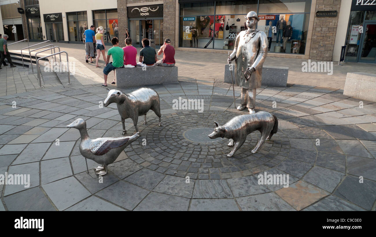 Pubblico di metallo scultura di drover e animali recentemente risviluppata area dello shopping di Carmarthen town center Wales UK KATHY DEWITT Foto Stock