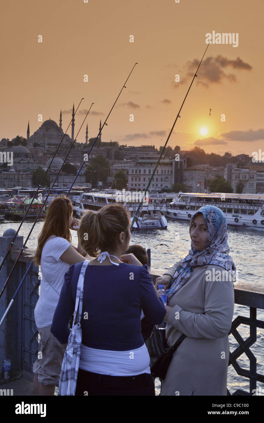 Il Ponte di Galata al Golden Horn , Pescatore sul ponte, Istanbul, Turchia , in Europa, Foto Stock
