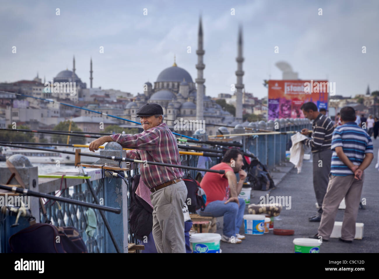 Il Ponte di Galata al Golden Horn , Pescatore sul ponte, Istanbul, Turchia , in Europa, Foto Stock