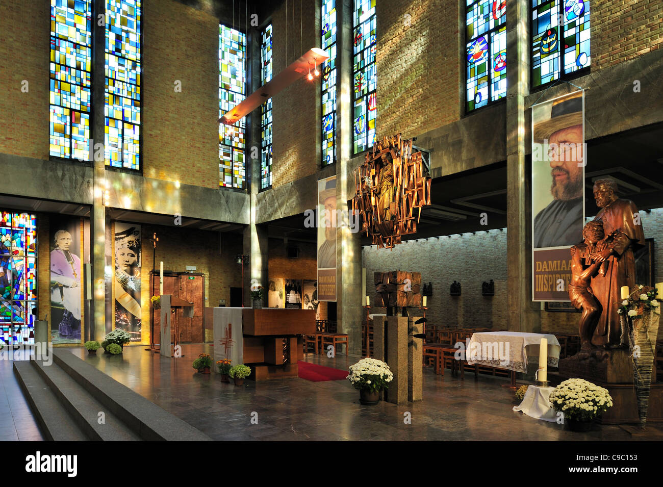 Altare della Chiesa della Congregazione dei Sacri Cuori / Sint-Antoniuskerk, Leuven, Belgio con grave nella Cripta di Padre Damiano Foto Stock