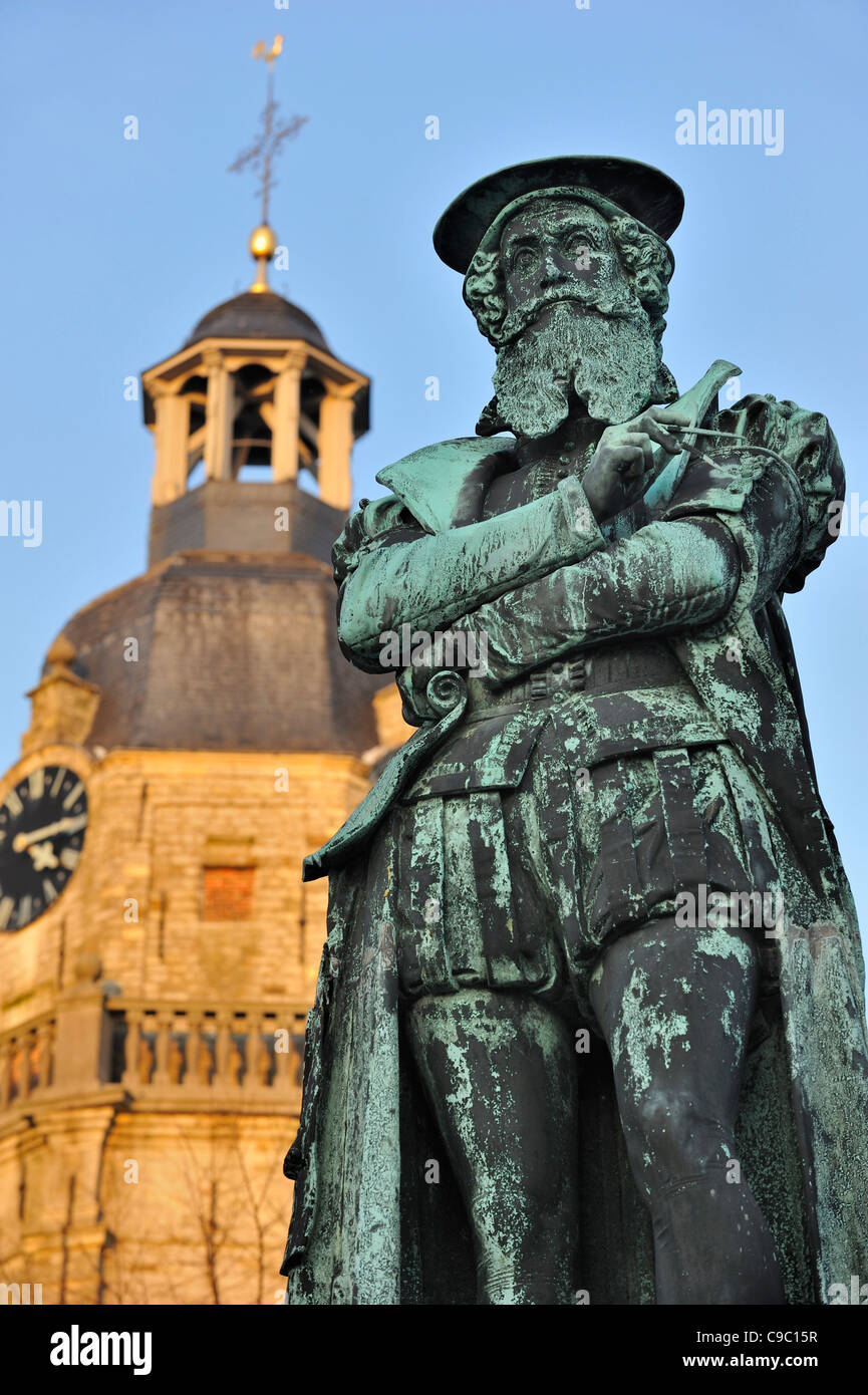 Statua di Gerardus Mercator, cartografo fiammingo, di fronte alla chiesa di Nostra Signora a Rupelmonde, Belgio Foto Stock