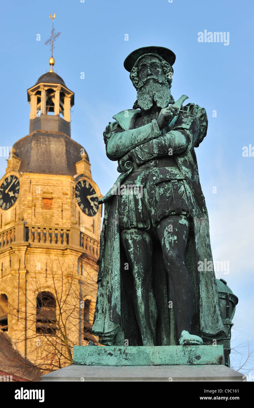 Statua di Gerardus Mercator, cartografo fiammingo, di fronte alla chiesa di Nostra Signora a Rupelmonde, Belgio Foto Stock