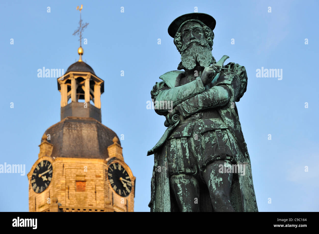 Statua di Gerardus Mercator, cartografo fiammingo, di fronte alla chiesa di Nostra Signora a Rupelmonde, Belgio Foto Stock