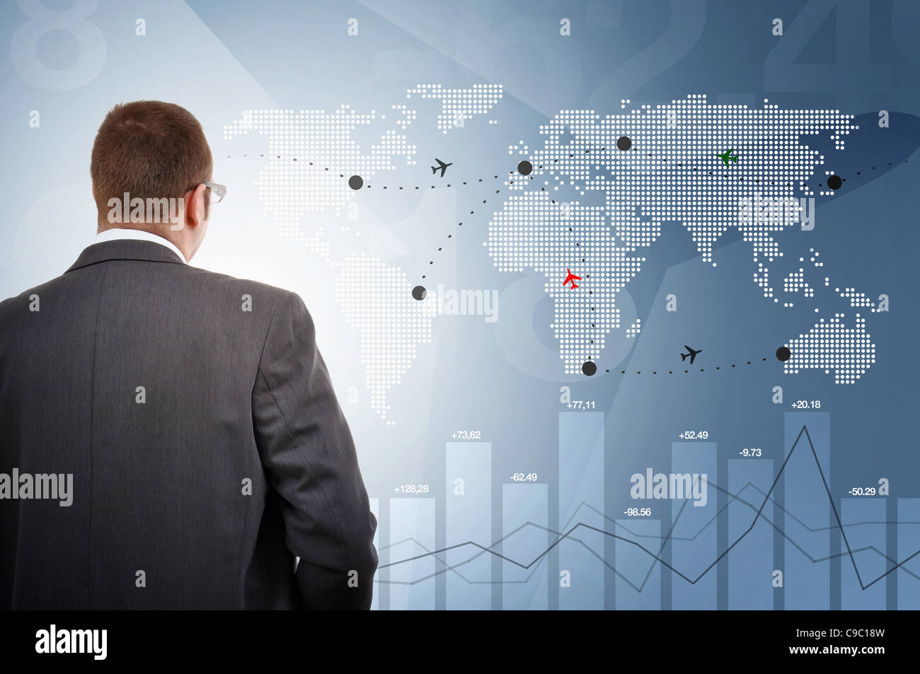 Manager controlla i voli aerei in tutto il mondo Foto Stock