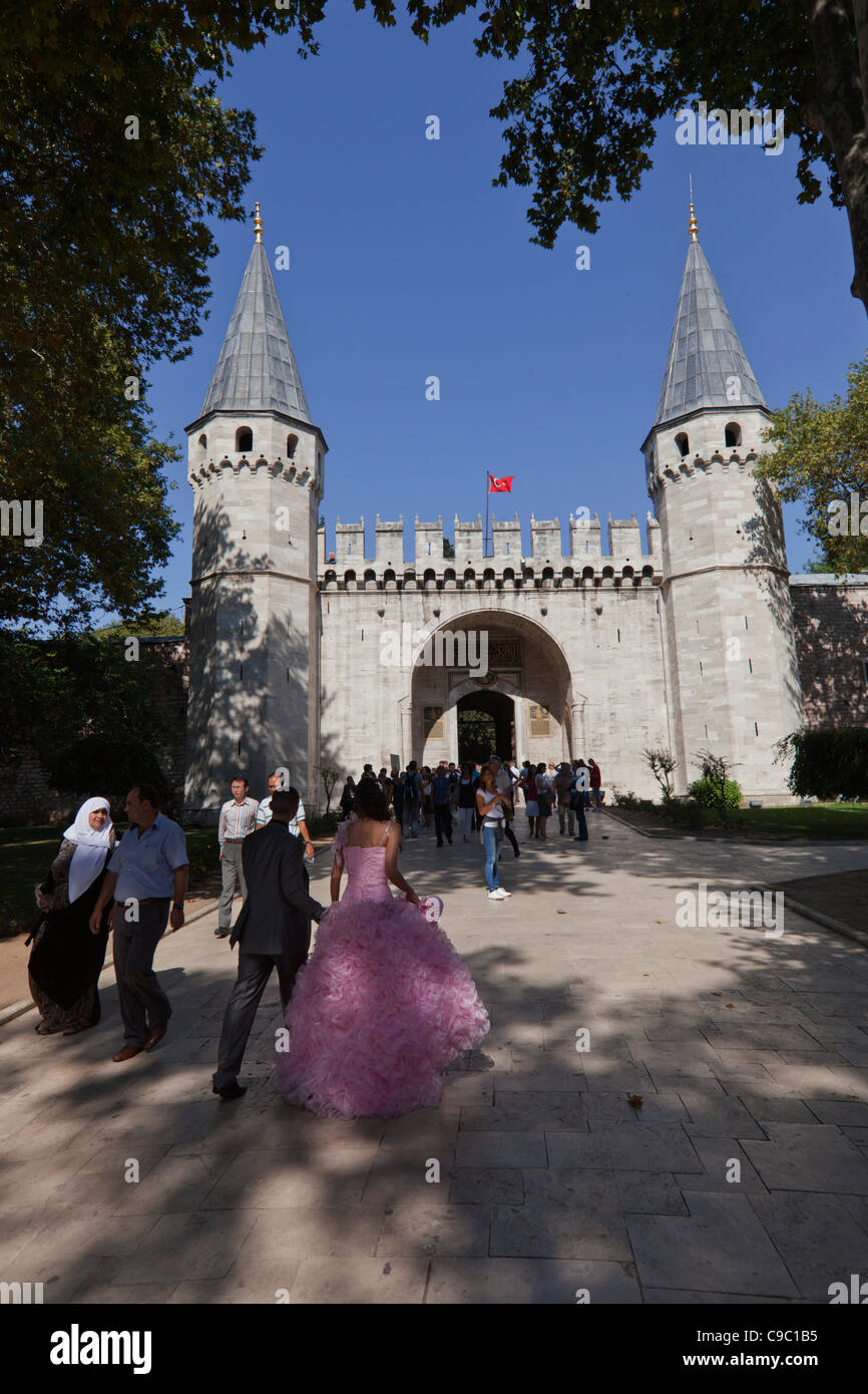 Coppie in viaggio di nozze nella parte anteriore del Topkaki Sarayi, Palazzo Topkapi , Istanbul, Turchia , in Europa, Foto Stock