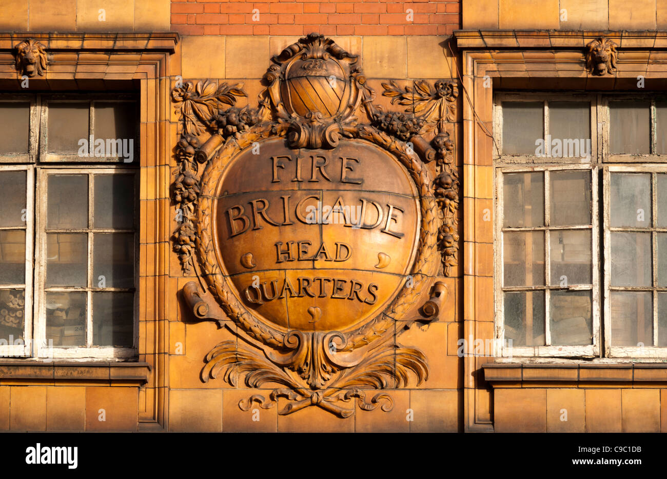 La terracotta crest sulla ex London Road stazione dei vigili del fuoco, London Road, Manchester, Inghilterra, Regno Unito Foto Stock