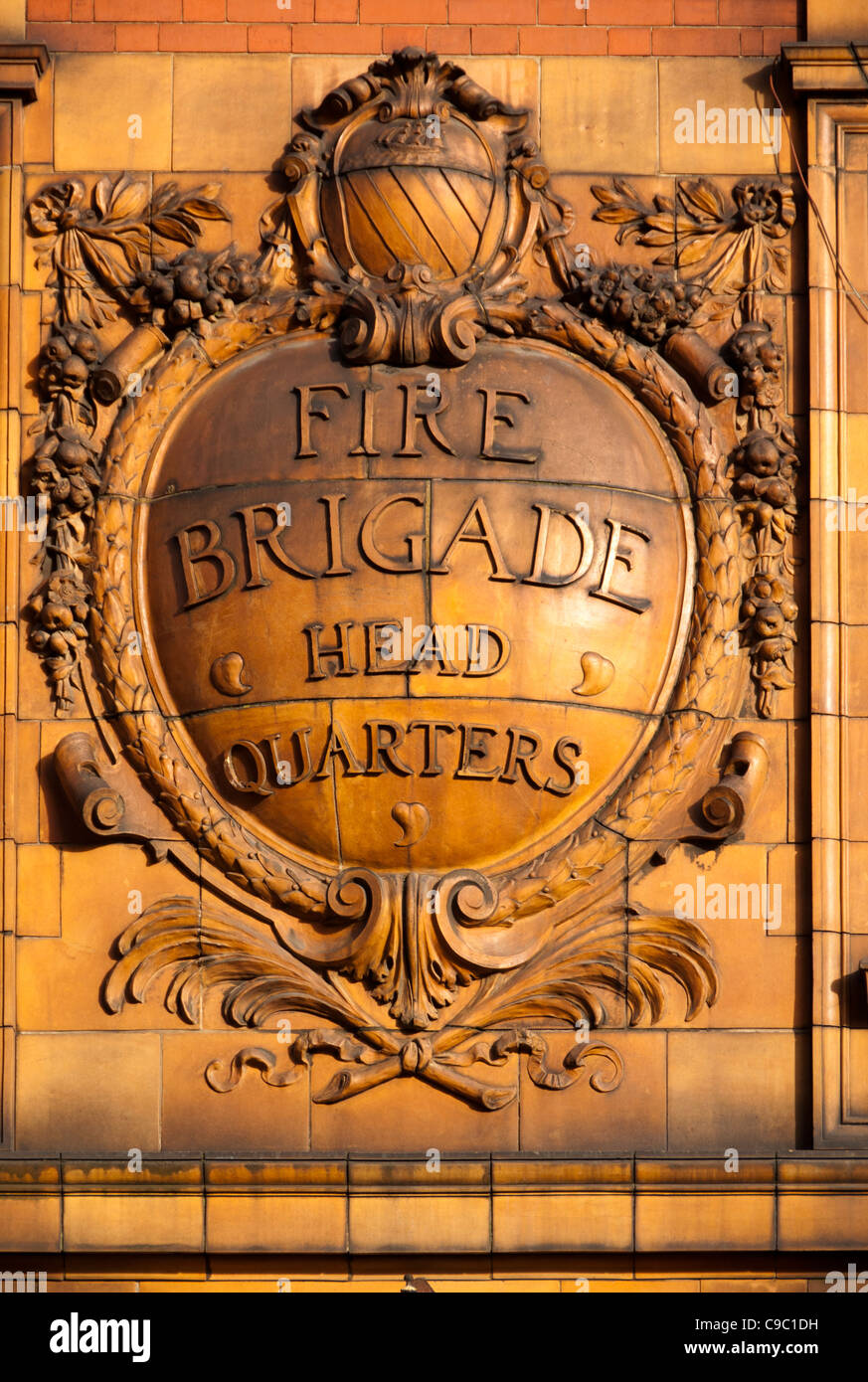 La terracotta crest sulla ex London Road stazione dei vigili del fuoco, London Road, Manchester, Inghilterra, Regno Unito Foto Stock