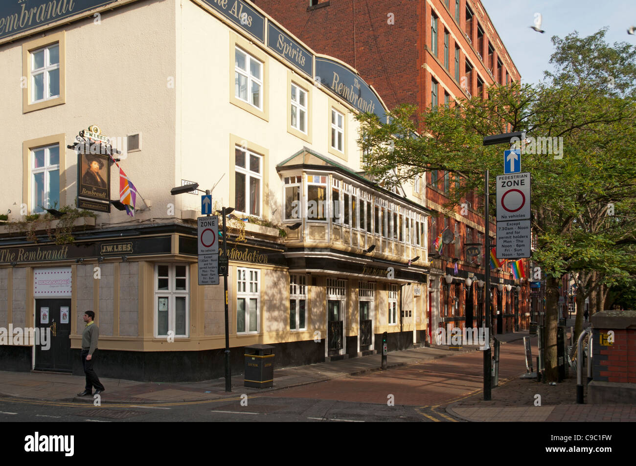 L'Hotel Rembrandt, ora chiamato il Rem Bar, Canal Street, Manchester, Inghilterra, Regno Unito. Manchester è "gay village' area. Foto Stock
