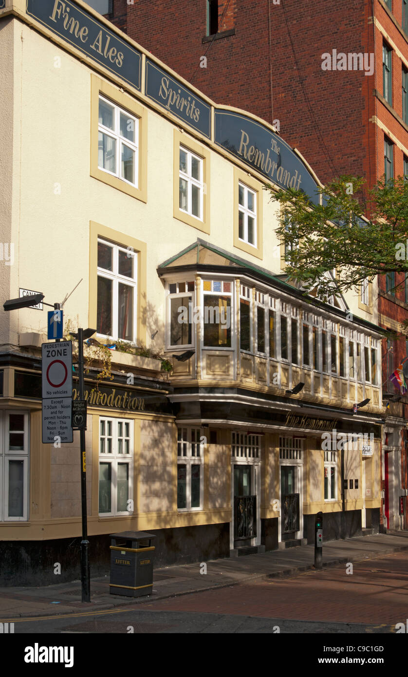 L'Hotel Rembrandt, ora chiamato il Rem Bar, Canal Street, Manchester, Inghilterra, Regno Unito. Manchester è "gay village' area. Foto Stock