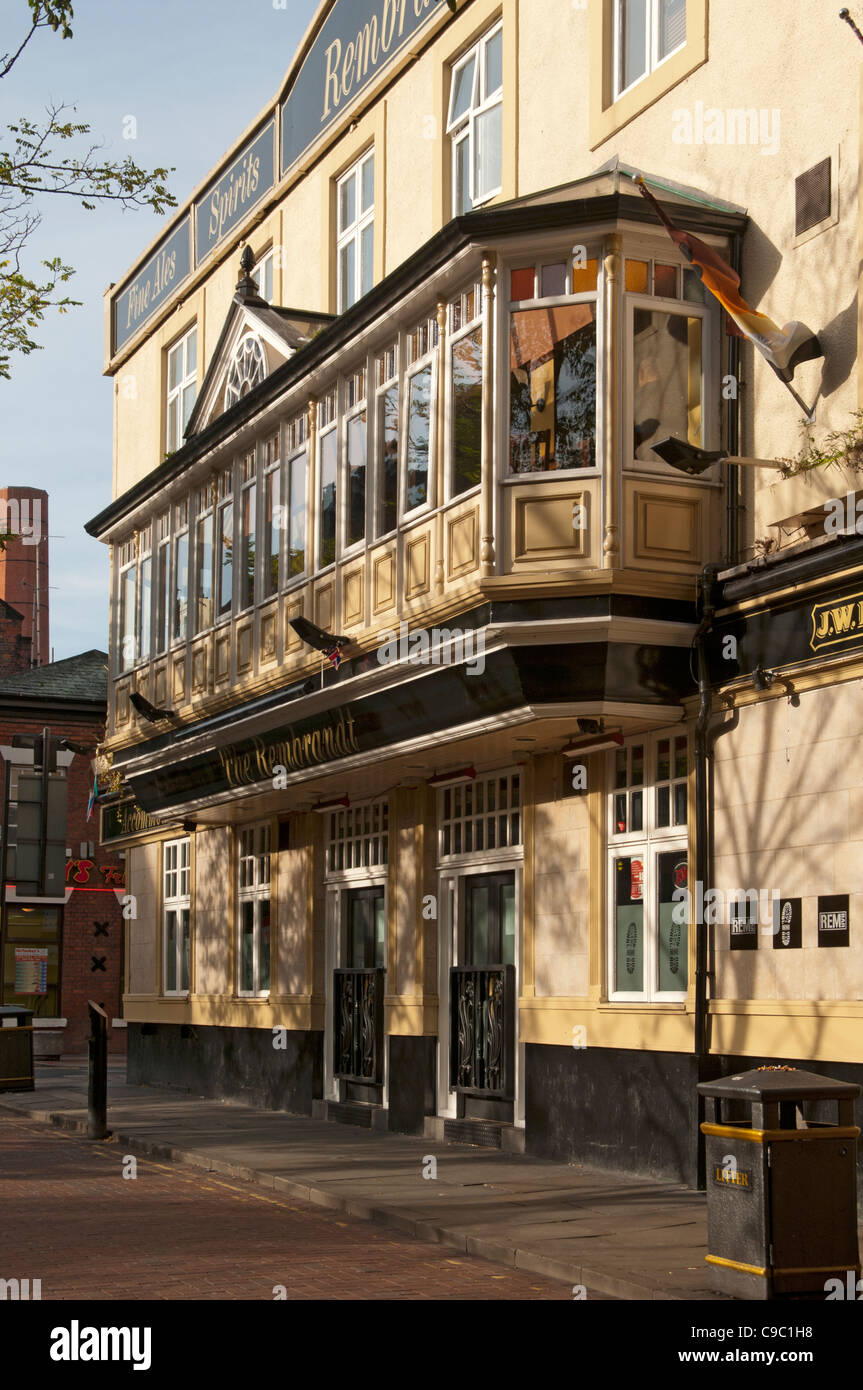L'Hotel Rembrandt, ora chiamato il Rem Bar, Canal Street, Manchester, Inghilterra, Regno Unito. Manchester è "gay village' area. Foto Stock